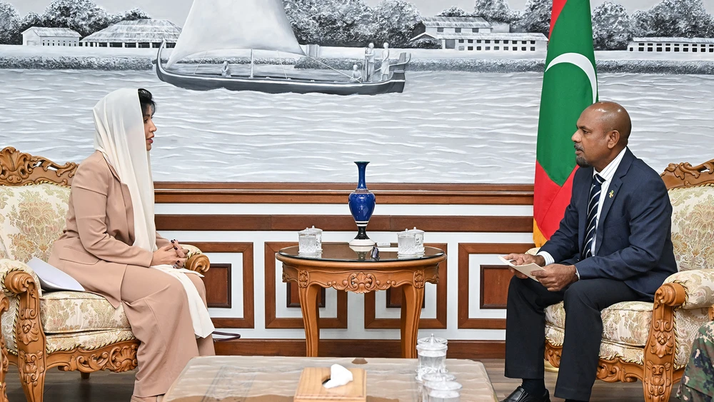 photo for ޔޫ.އޭ.އީ އެމްބަސީގައި ހުންނަވާ ޝާޒޭ ދަފެއަރ ދިފާޢީ ވަޒީރުގެ އަރިހަށް ކުރެއްވި އިޙްތިރާމްގެ ޒިޔާރަތް